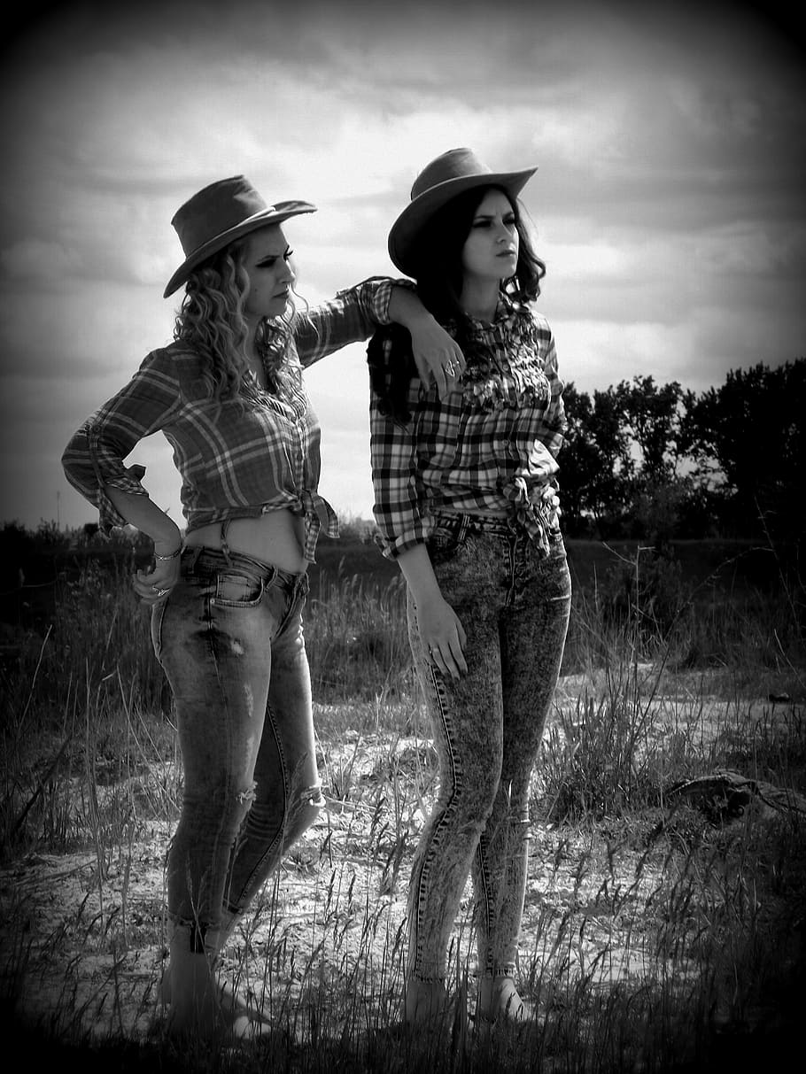 cowgirl, wild west, hats, beauty, field, land, standing, two people, HD wallpaper