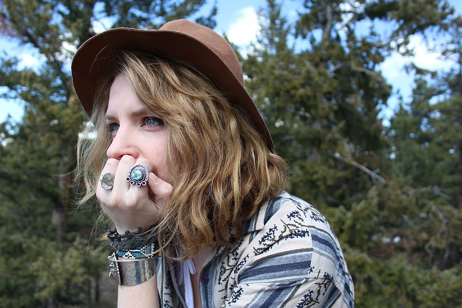 woman wearing brown hat, thinking, hipster, trees, rings, female HD wallpaper