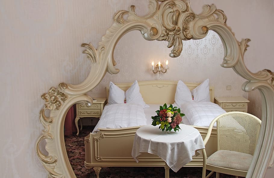mirror showing bed, room, hotel, double bed, wall mirror, indoors HD wallpaper