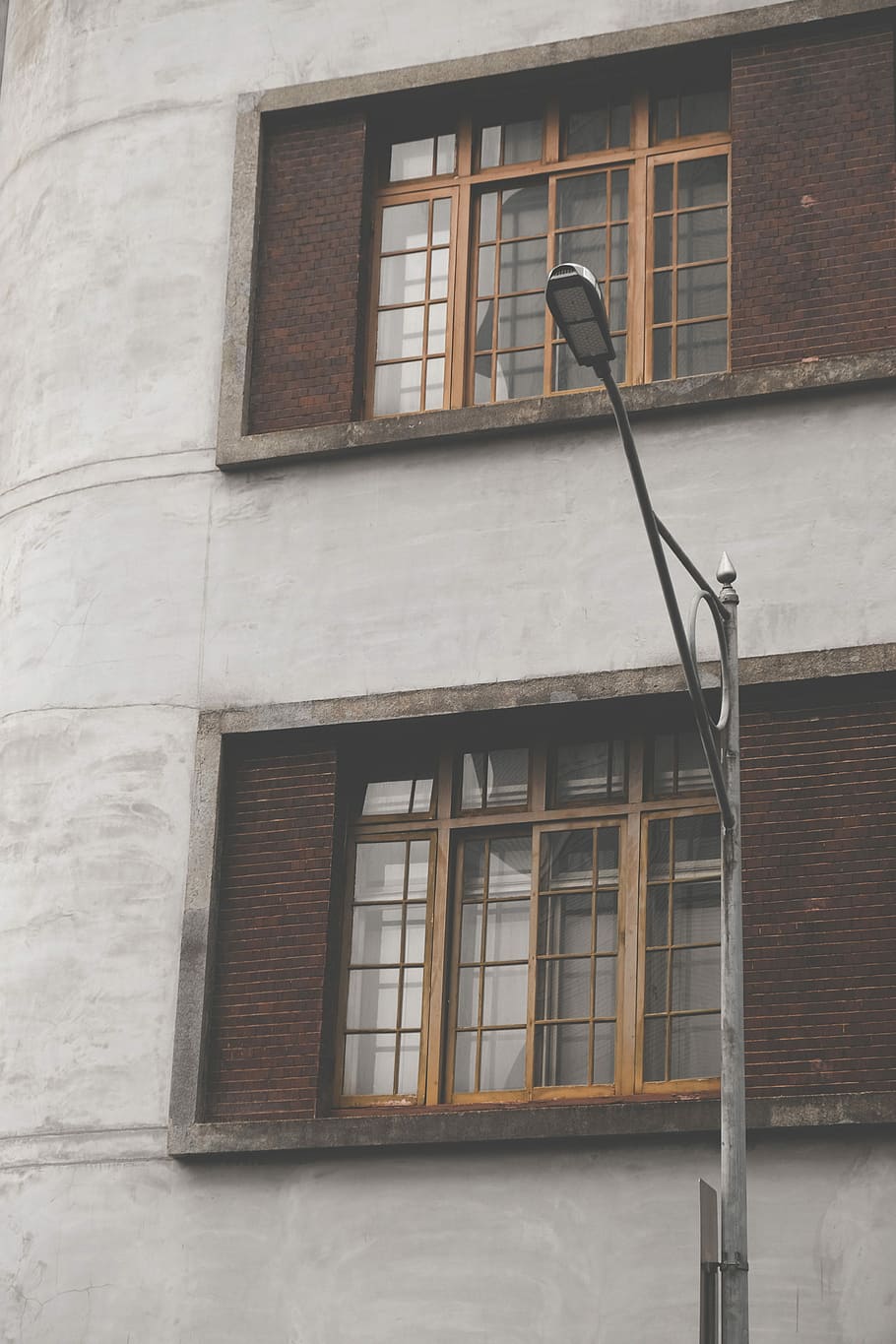 photo of outdoor post lamp near gray concrete building, gray and black street lights near concrete building HD wallpaper