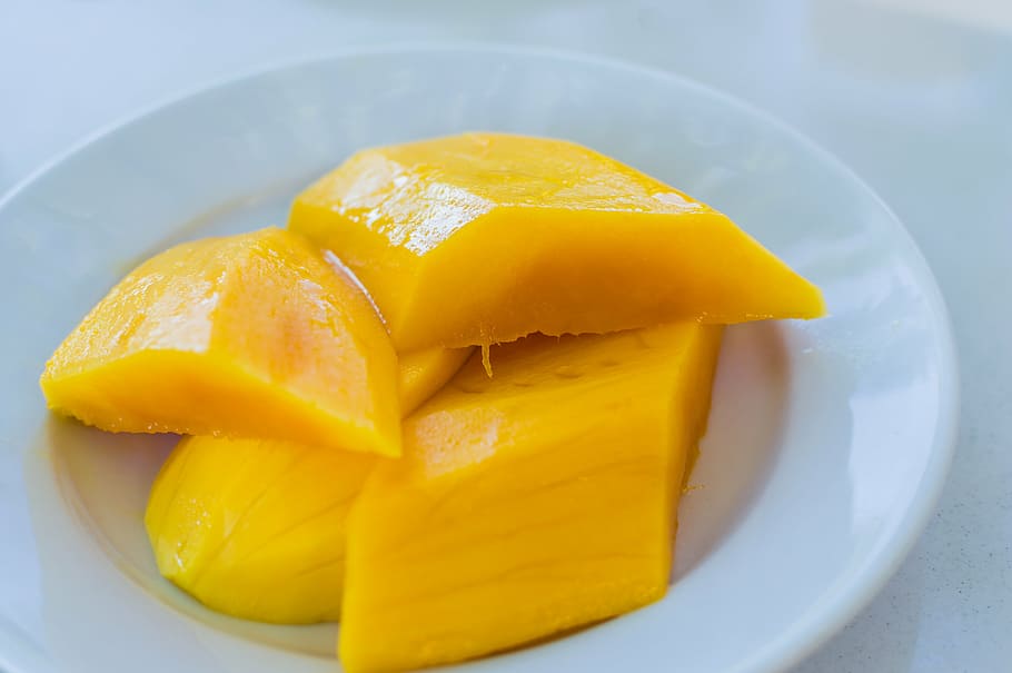 sliced mango fruit on white plate, background, food, yellow HD wallpaper