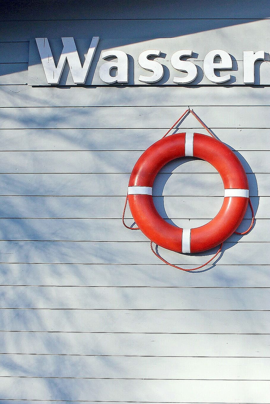 red and white lifebuoy on wall, lifebelt, swimming ring, water, HD wallpaper