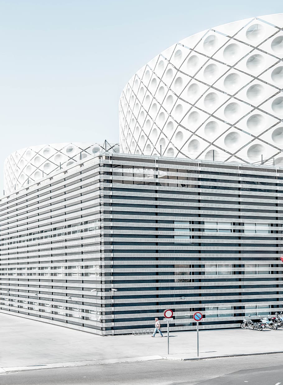photo of man walking beside architectural building, person walking beside building HD wallpaper