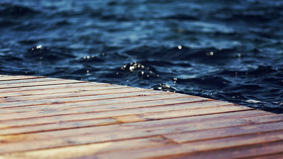 close-up photo of dock, bridge, clear water, blue, river, reflection HD wallpaper