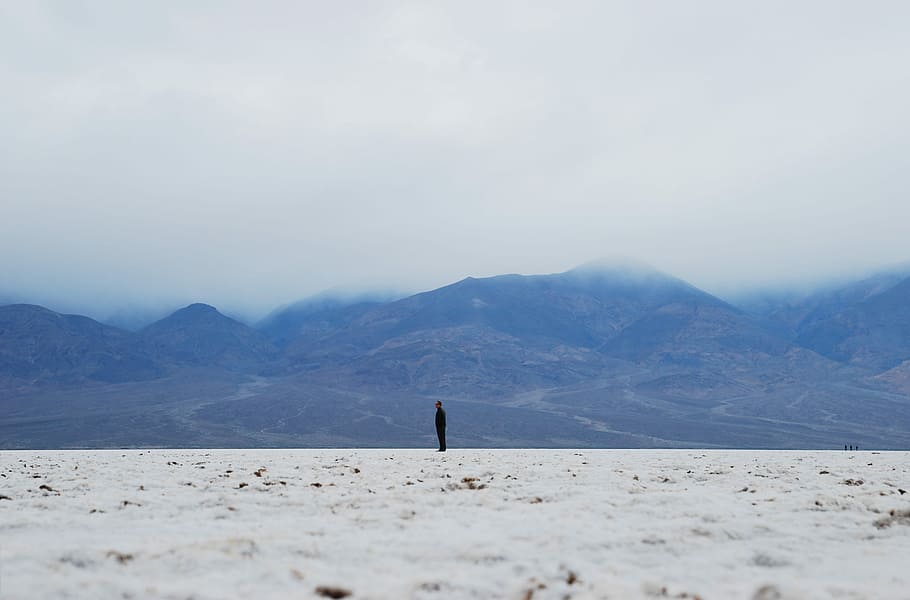 Standing on the salt flats, man standing on beach sand, mountain HD wallpaper