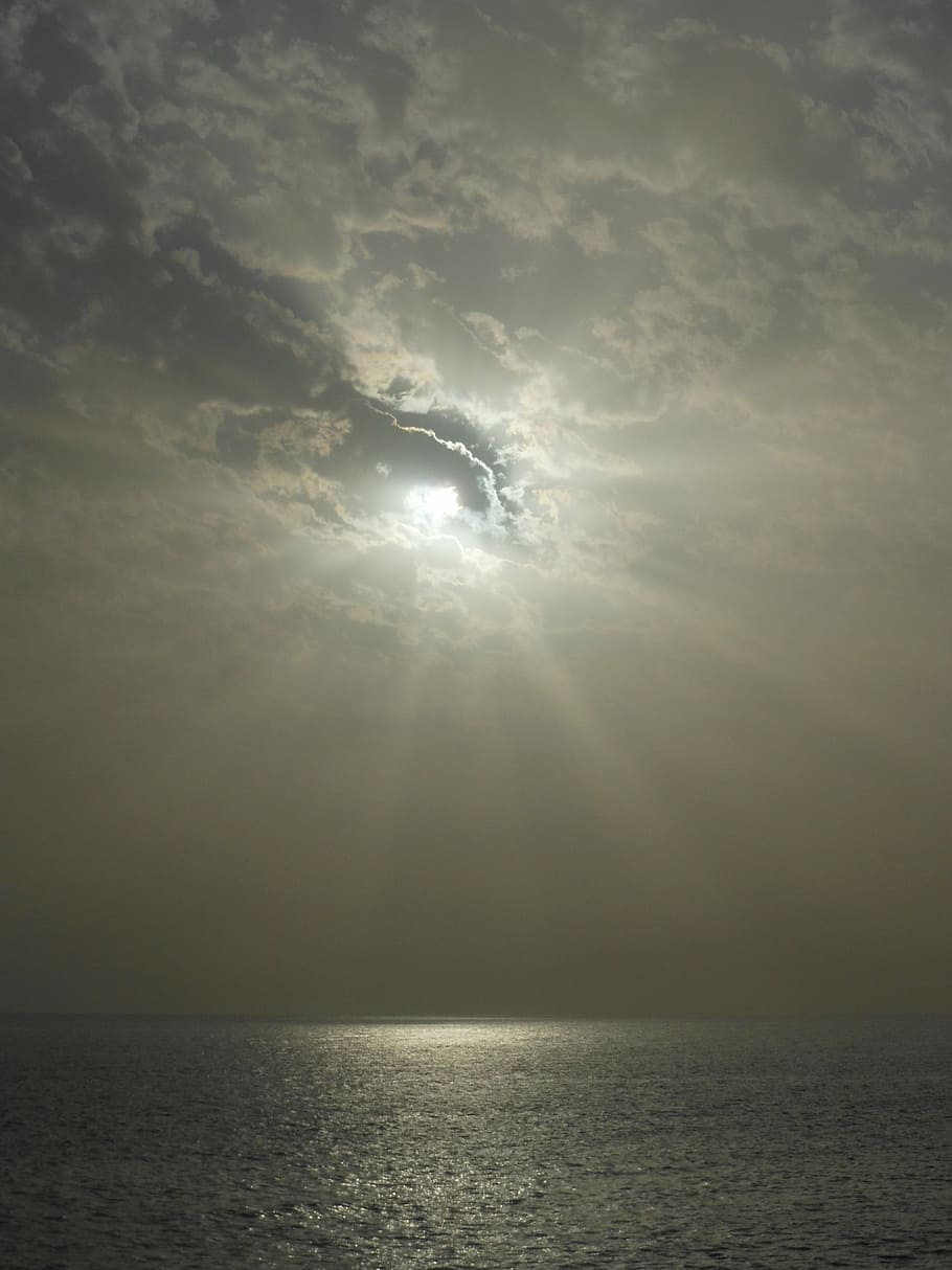 body of water under gray clouds, sea, sky, mood, evening, rays HD wallpaper