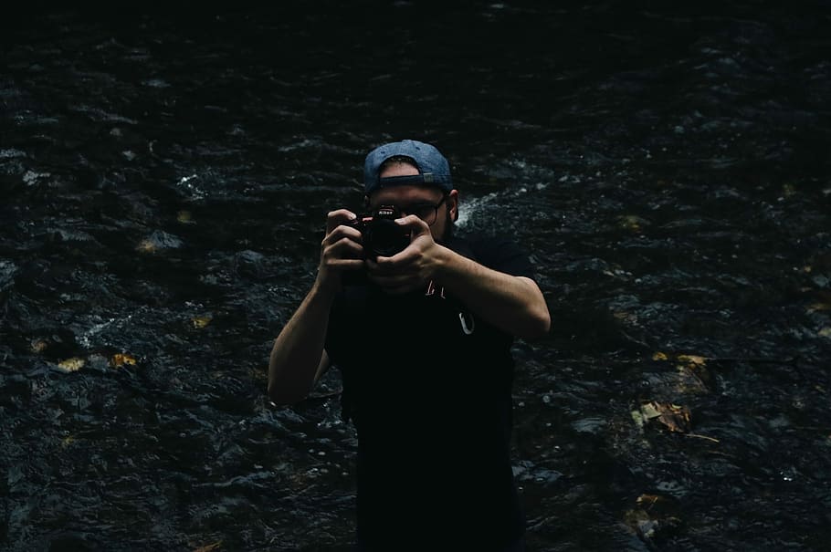 man taking a photo using a DSLR camera, man using black DSLR camera HD wallpaper