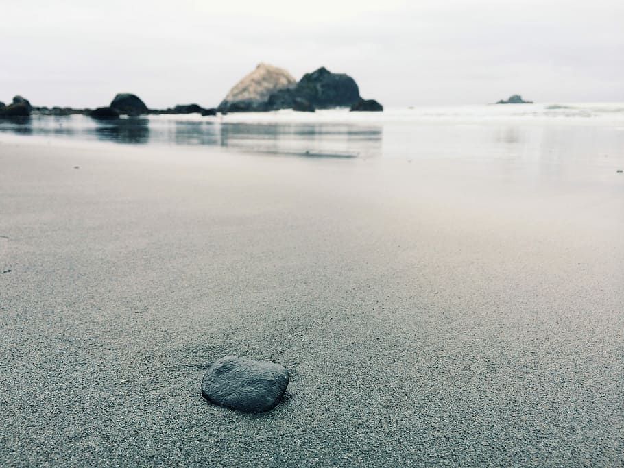 black stone on shoreline, gray rock on shore, sand, beach, pebble HD wallpaper