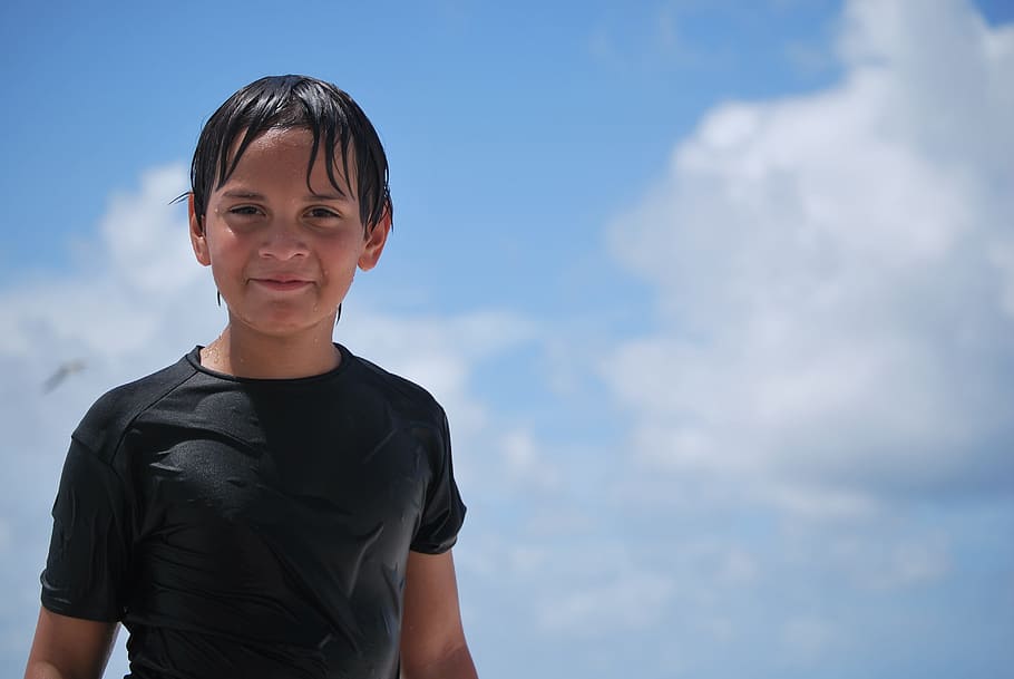 boy taking selfie, beach, sun, summer, happy, vacation, young HD wallpaper