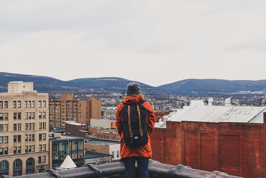 person standing on building, woman standing on roof top seeing cityscape HD wallpaper