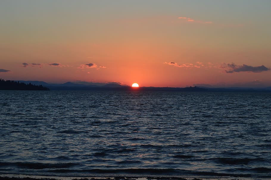 silhouette photo of ocean during sunset, photo of ocean during sunset HD wallpaper
