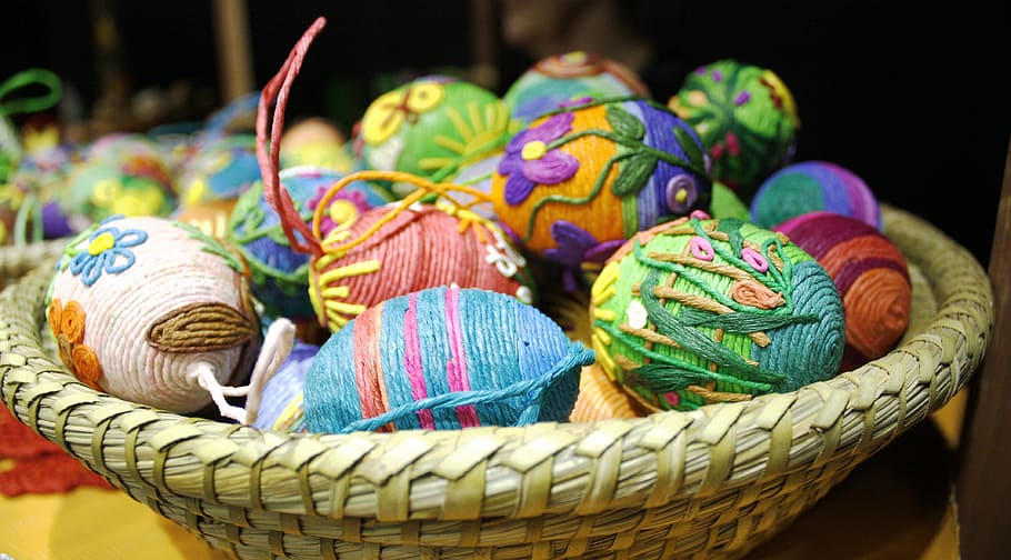 multicolored thread balls in beige tray, shopping cart, wicker HD wallpaper