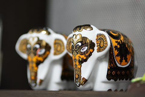 two white-and-black ceramic elephant figurines on surface, accessories HD wallpaper