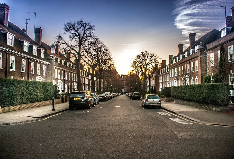 vehicles parked near buildings, architecture, infrastructure HD wallpaper