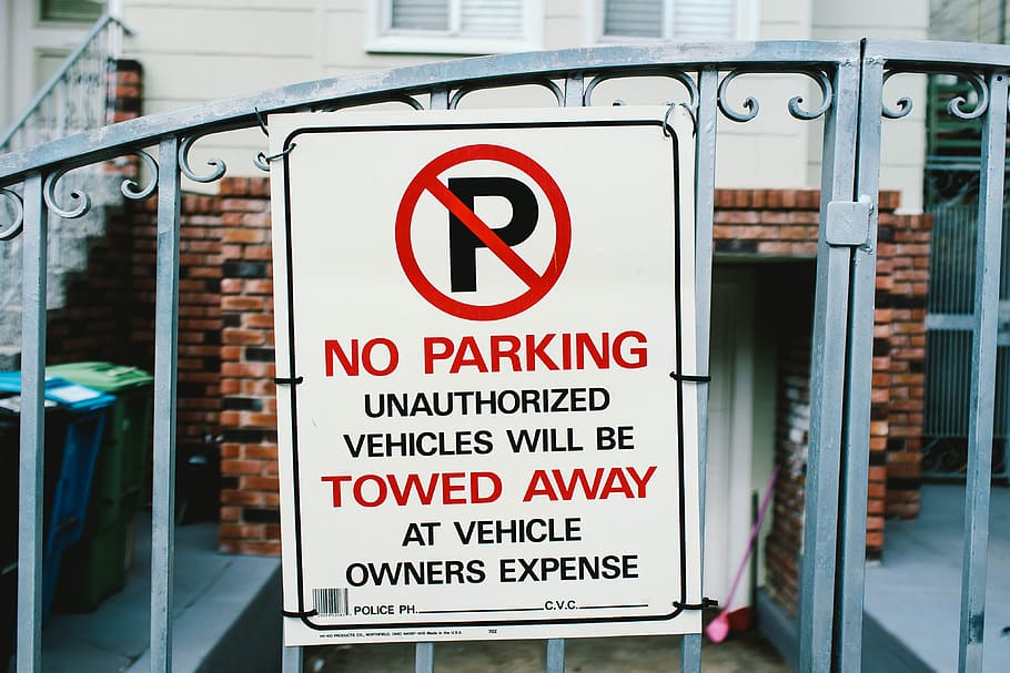 no parking signage on gate, no parking sign board placed on gray steel gate HD wallpaper