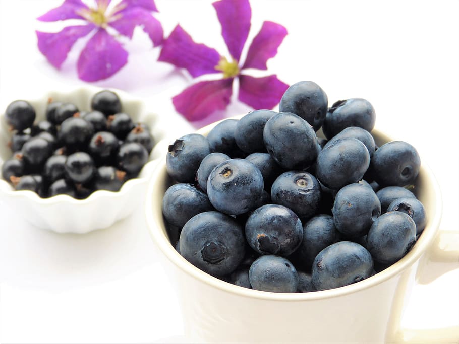 blue and blackberries on bowls, blueberries, black currants, clematis, HD wallpaper