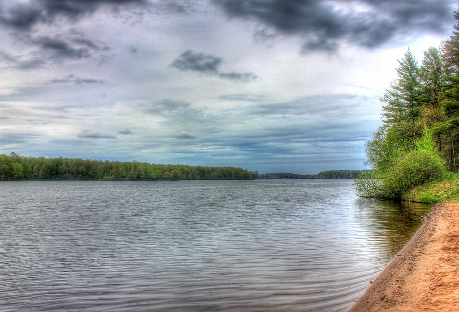 Long view of the lake with clouds at Council Grounds State Park, Wisconsin, HD wallpaper