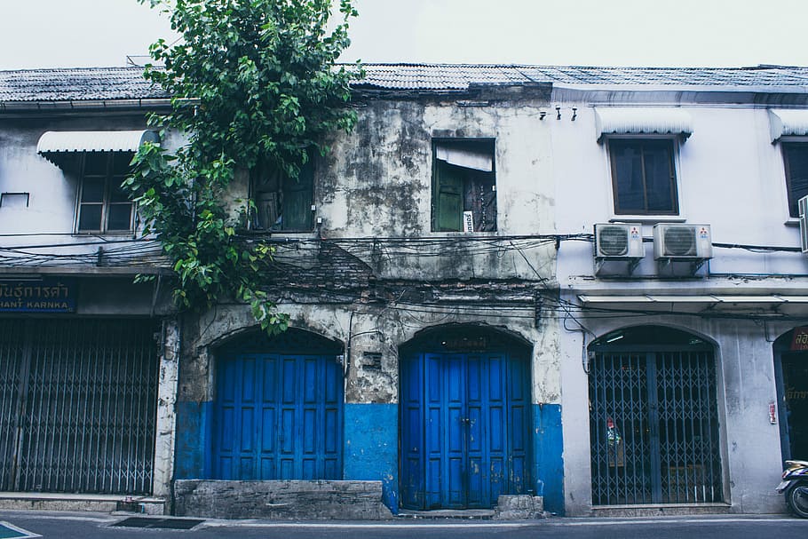grey and blue concrete building, selective-color concrete building HD wallpaper