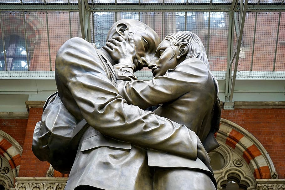 Statue, Adore, Love, Couple, leaving, st pancras station, london, HD wallpaper