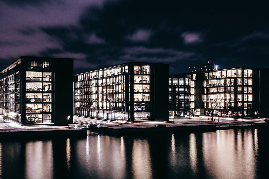 black high-rise building beside calm body of water, structure HD wallpaper