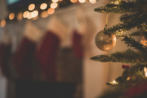 closeup photo of baubles on christmas tree, shallow focus photography of gold bauble hanging on Christmas tree HD wallpaper