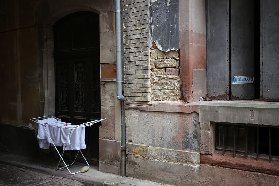 decay, ruin, wall, brick, dilapidated, ailing, laundry, clothes line HD wallpaper