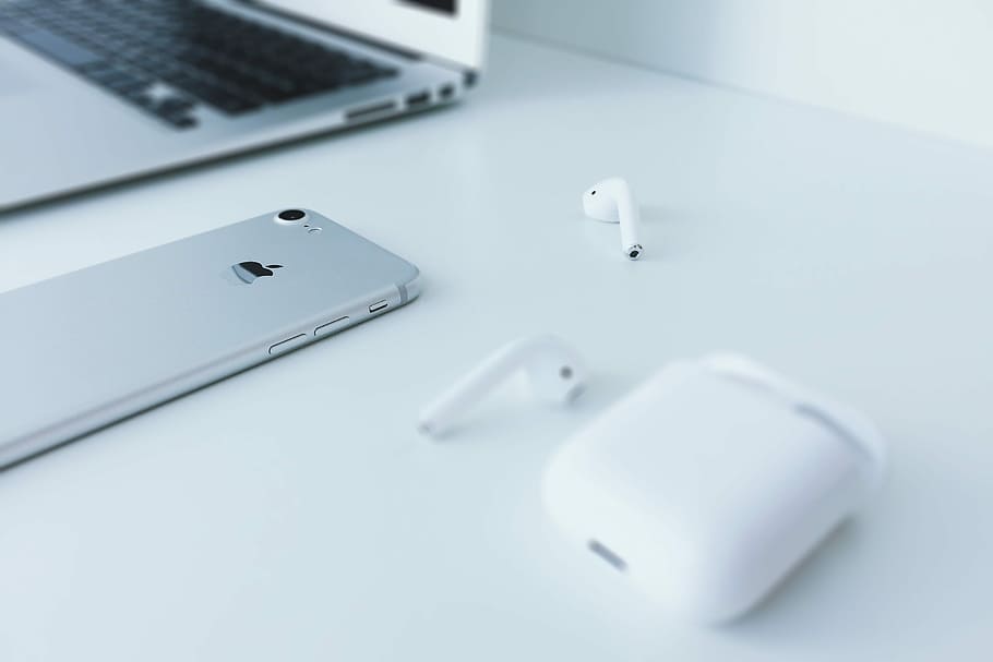 Spotlijster gewoontjes Lodge HD wallpaper: silver iPhone 7 lying on white surface near Apple AirPods,  New Apple Airpods beside space gray iPhone 6 and laptop computer on table |  Wallpaper Flare