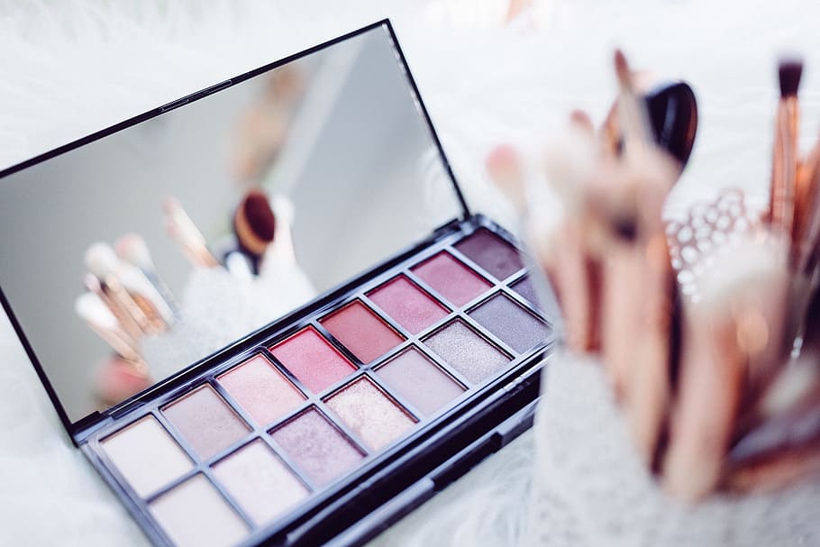 selective focus photography of eyeshadow palette, selective focus of eyeshadow palette HD wallpaper