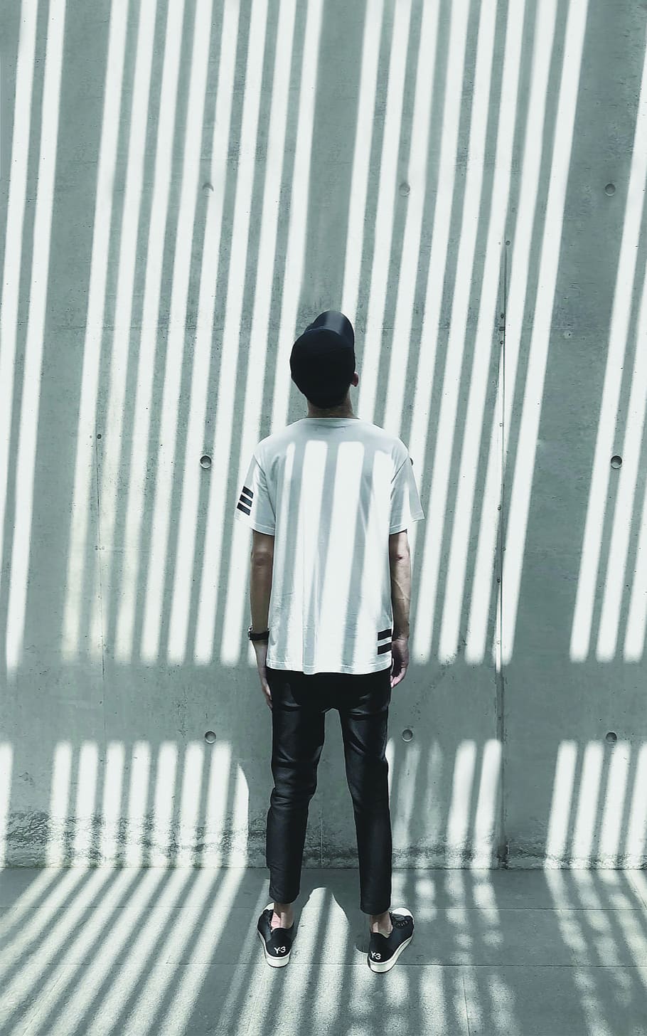 man standing against wall, man standing in front of wall, pattern HD wallpaper