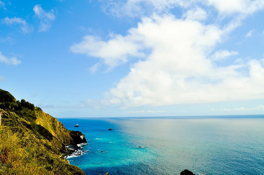 sea near mountain under clouds at daytime, coast, cal, scenic HD wallpaper