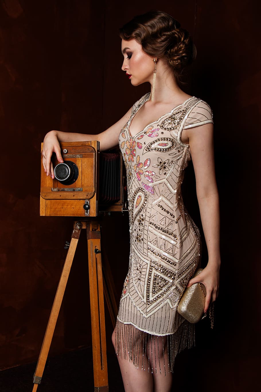 woman in gray and brown paisley scoop-neck dress standing near brown camera, HD wallpaper