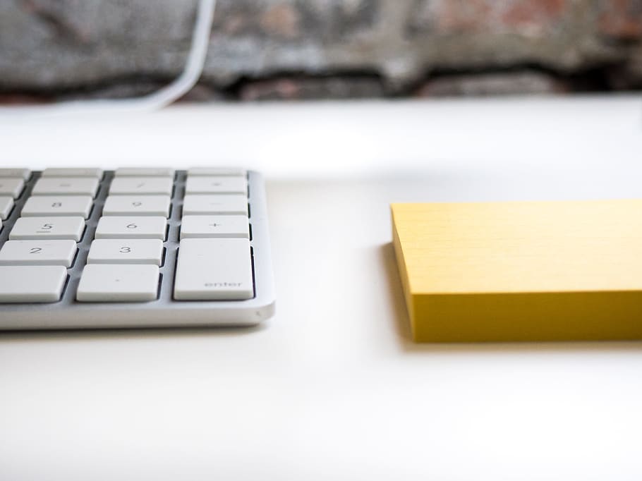 Desk with Keyboard and Notepad, sticky note, white desk, yellow HD wallpaper