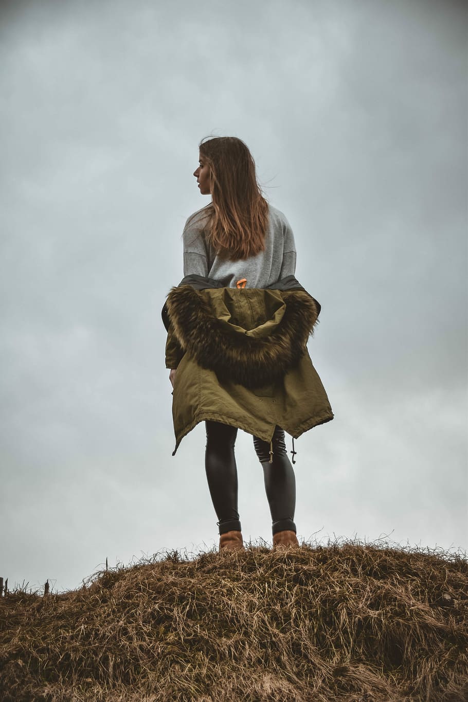 woman standing on mountain edge, woman wearing beige parka hoodie standing on mountain HD wallpaper