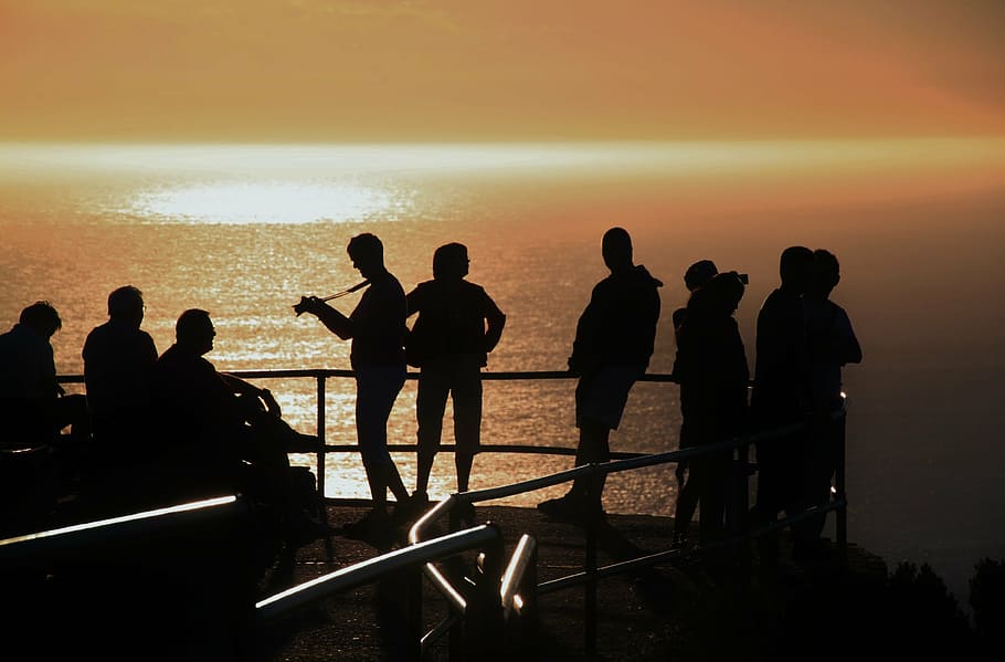 silhouette photography of people near body of water during daytime HD wallpaper
