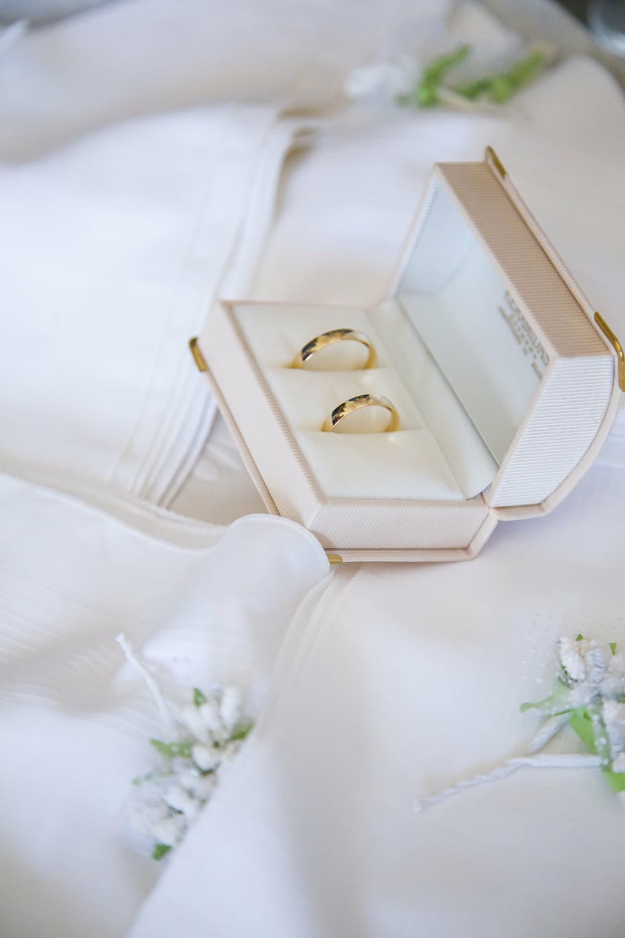 two gold-colored rings on box, vera, wedding rings, marriage HD wallpaper