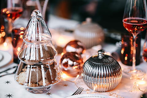 Christmas table decorations, table set, pink, holiday, glamour HD wallpaper