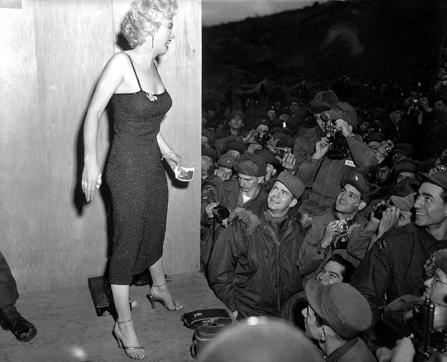 grayscale photo of Marilyn Monroe standing on stage in front of crowd, HD wallpaper