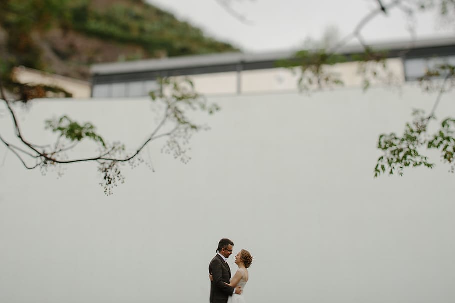 Igor & Liuda, couple standing near wall embracing each other HD wallpaper