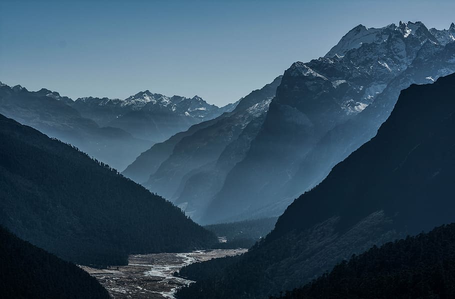 The traveller lost in the beauty of nature, bird's eye view of mountains and river, HD wallpaper