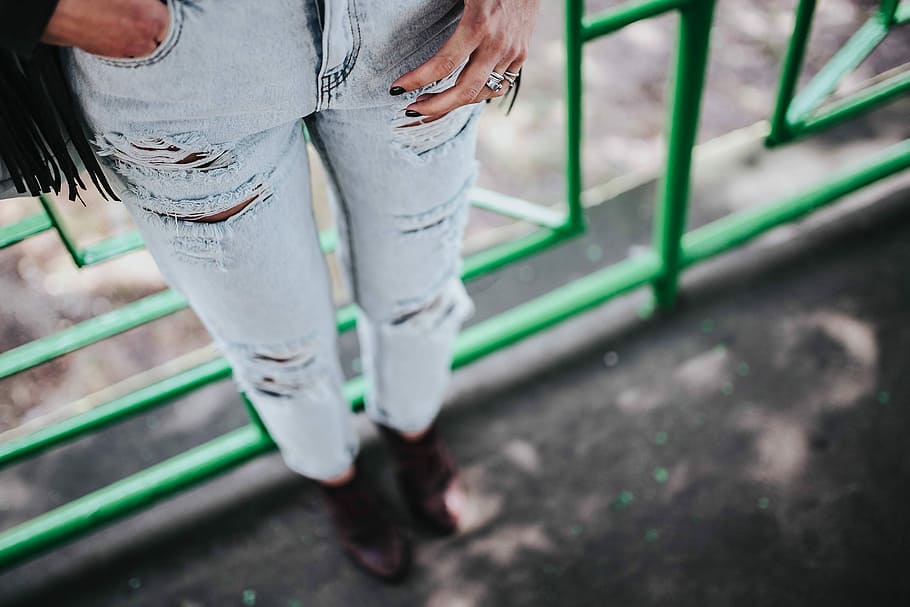 Blonde woman in a black jacket and ripped jeans by a green handrail, HD wallpaper