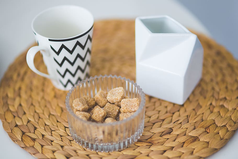 Brown sugar cubes in a dish, coffee, cup, milk, mug, tea, food and drink HD wallpaper