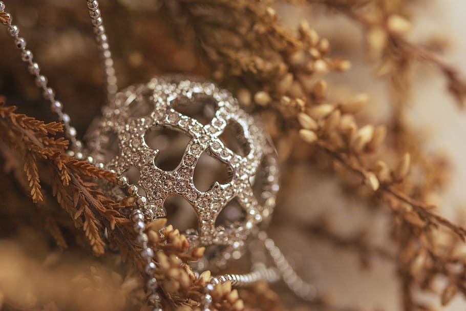 pendant, silver, bright, close-up, selective focus, jewelry HD wallpaper