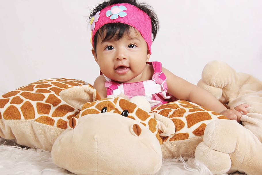 bebe, giraffe, laughing, child, cute, baby, small, childhood HD wallpaper
