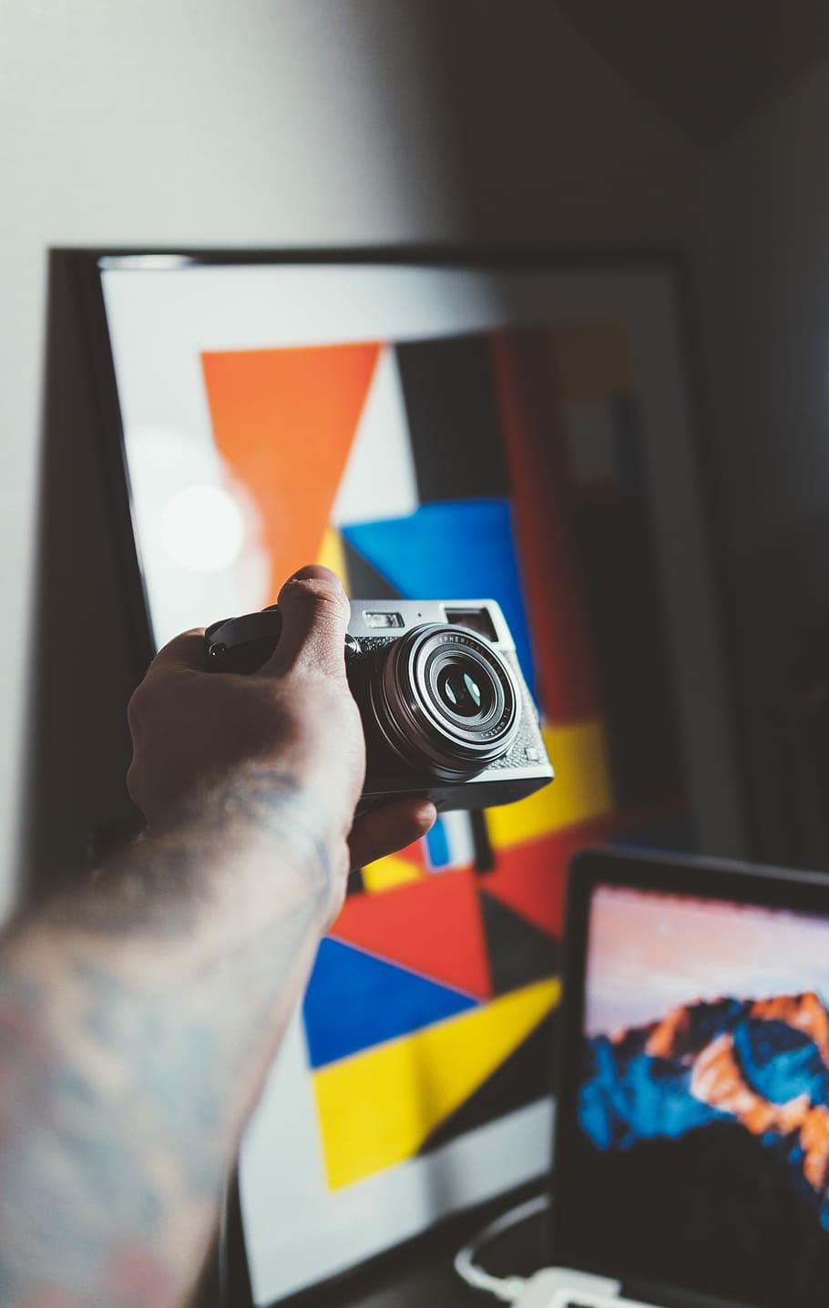 person holding gray point-and-shoot camera, person holding gray and black SLR camera HD wallpaper