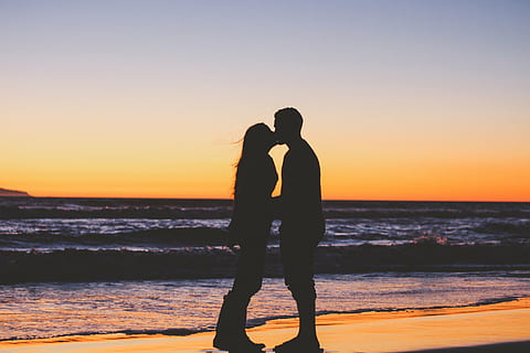 affection, beach, couple, dawn, dusk, holiday, horizon, kissing HD wallpaper