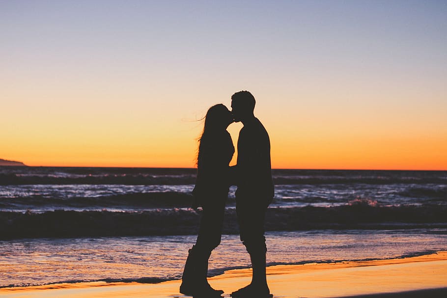 affection, beach, couple, dawn, dusk, holiday, horizon, kissing HD wallpaper