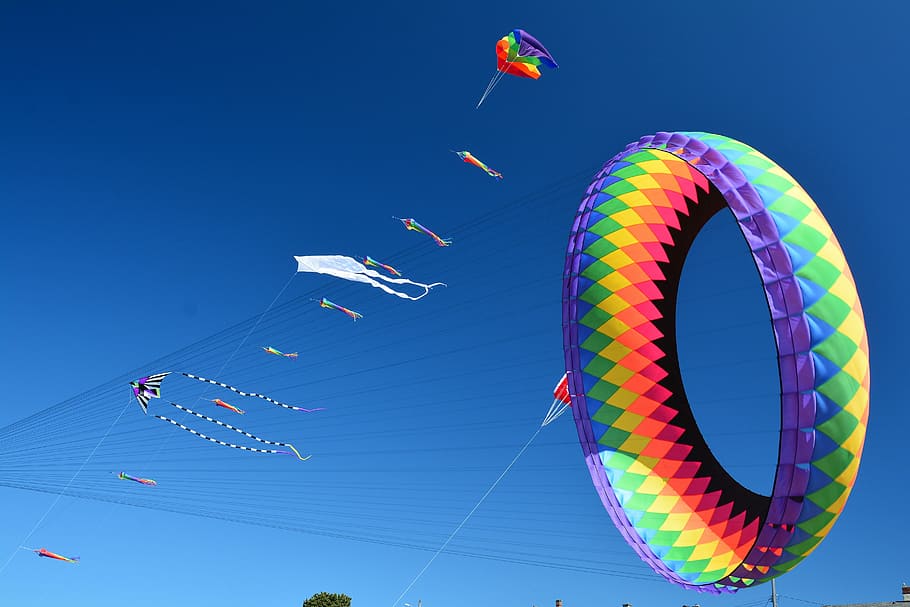 Kites, Flying, Sky, Blue, Recreation, summer, fun, activity HD wallpaper