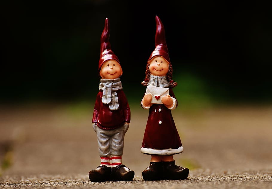 boy and girl figurines, figures, heart, funny, winter, christmas HD wallpaper