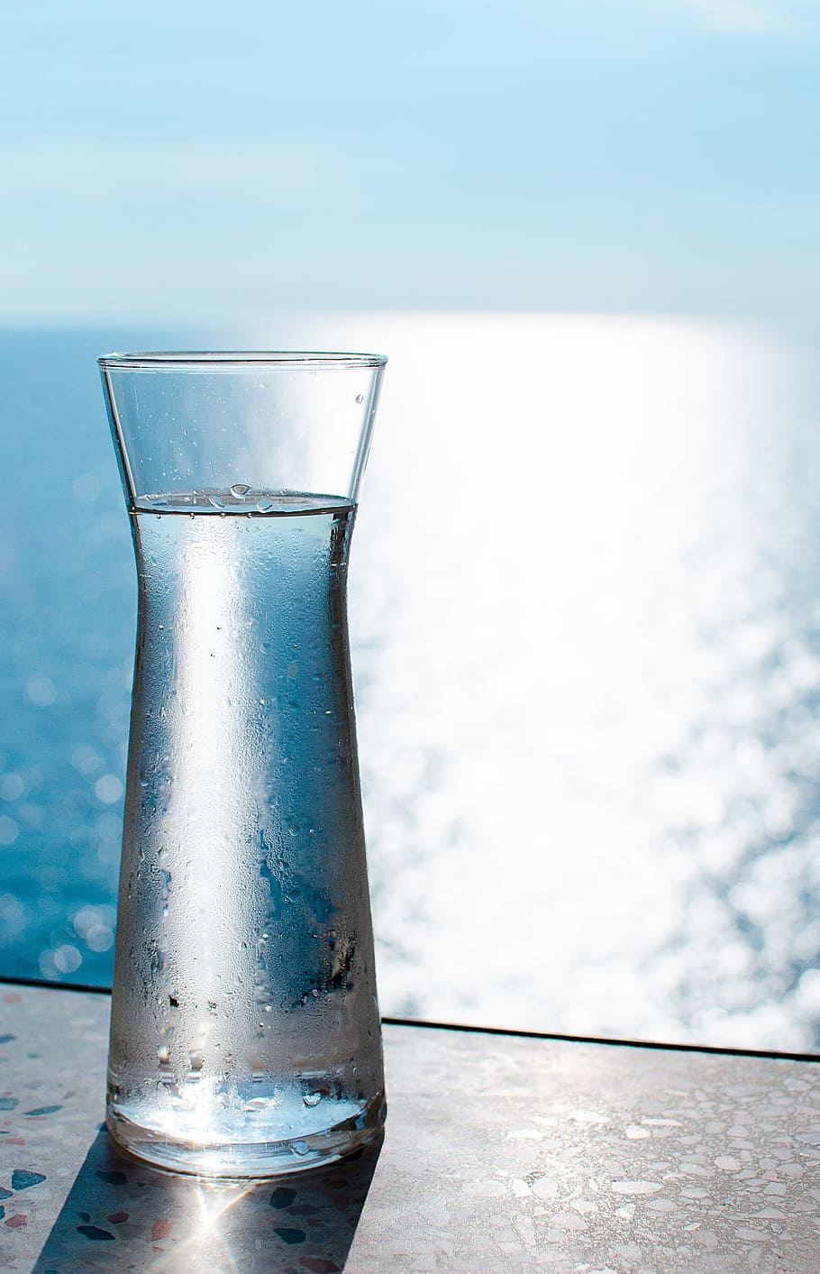 clear drinking glass with water close up photo, carafe, sea, sun, HD wallpaper