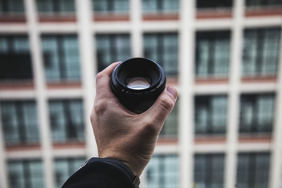 person holding black camera zoom lens selective focus photography, person holding black teleconverter HD wallpaper